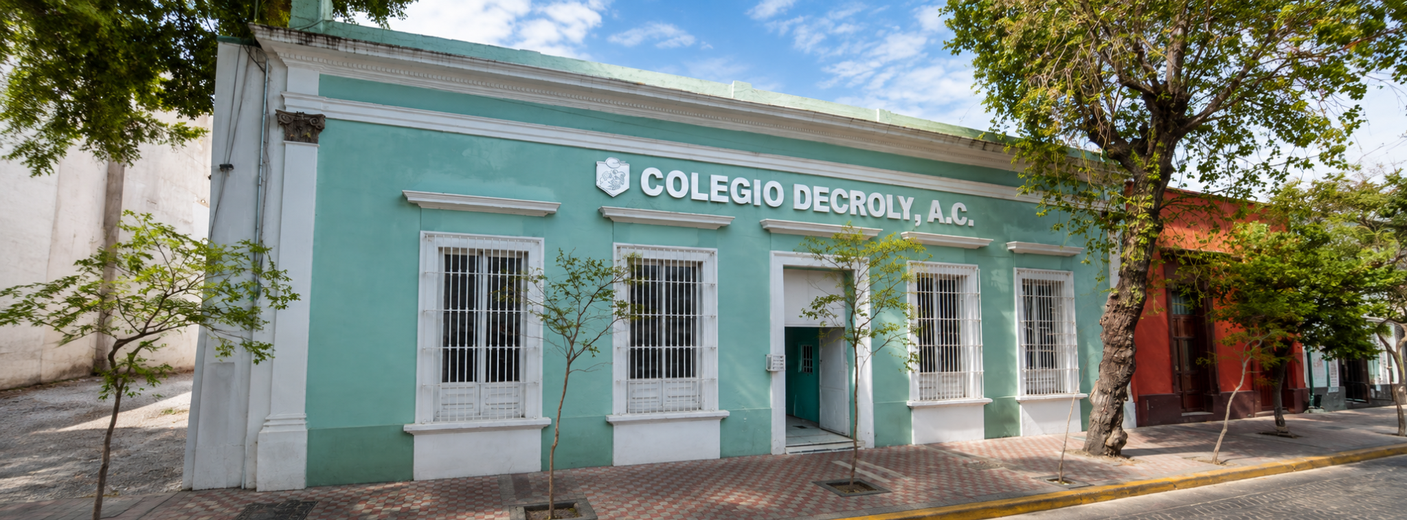 Fachada del plantel Guadalajara de Colegio Decroly
